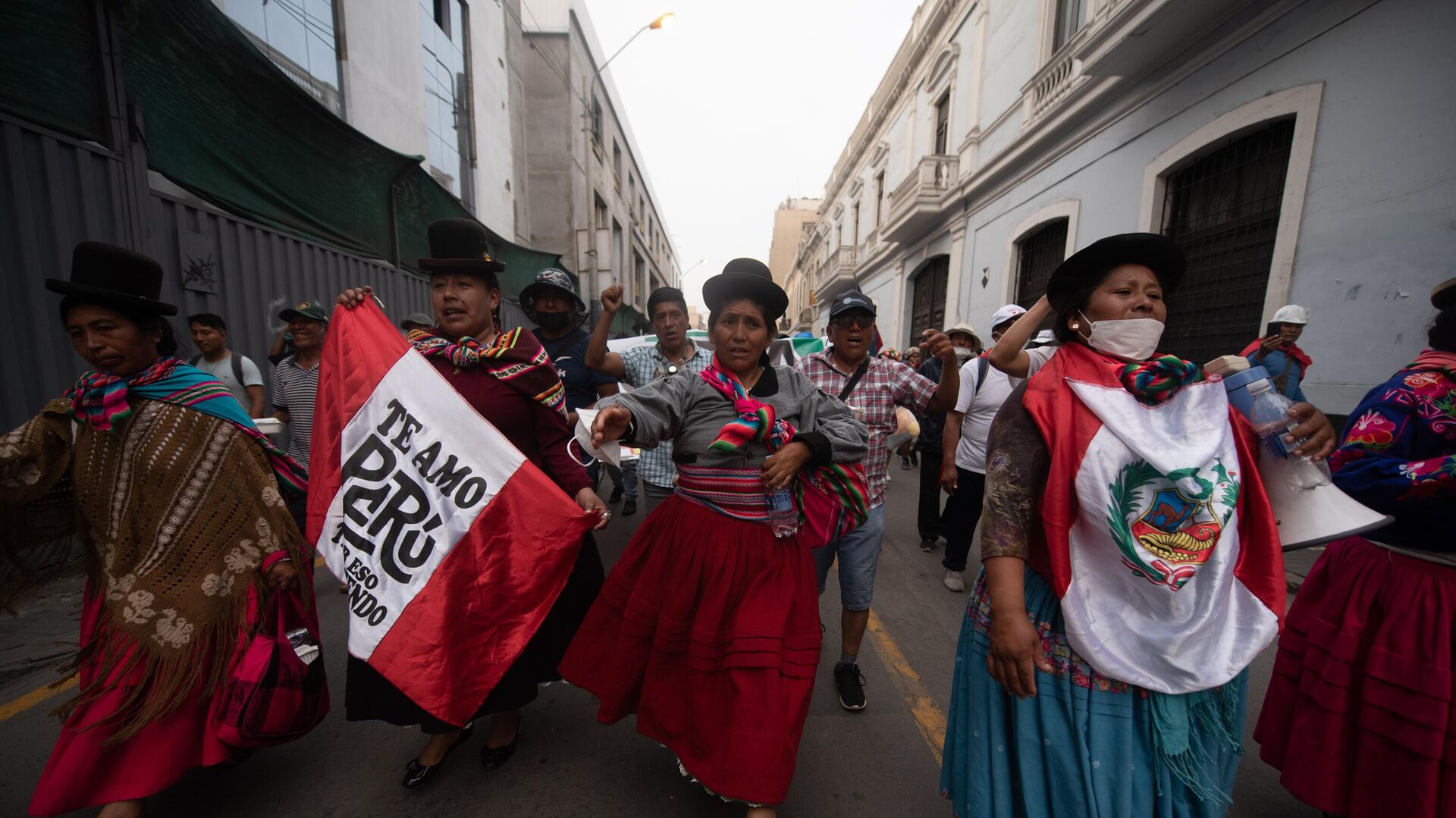 Te amo, Perú, se lee en una bandera portada por manifestantes mujeres. Los ciudadanos exigen una nueva constitución. - Sputnik Mundo, 1920, 19.07.2023
