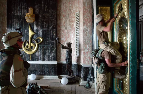 La guerra de Irak, desencadenada por las acusaciones nunca antes demostradas de que Sadam Huseín tenía armas de destrucción masiva, superó todos los esfuerzos anteriores de Estados Unidos por consolidar un "mundo unipolar".En la foto: soldados estadounidenses en el palacio de Sadam Huseín en Bagdad. La guerra de Irak, desencadenada por las acusaciones nunca antes demostradas de que Sadam Huseín tenía armas de destrucción masiva, superó todos los esfuerzos anteriores de Estados Unidos por consolidar un "mundo unipolar".En la foto: soldados estadounidenses en el palacio de Sadam Huseín en Bagdad. - Sputnik Mundo