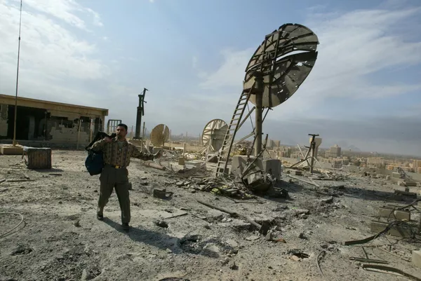 El ultimátum de EEUU a Irak estipulaba que Sadam Huseín debía dimitir inmediatamente y abandonar el país con sus hijos.En la foto: el tejado del edificio del Ministerio de Información de Bagdad tras el bombardeo estadounidense. El ultimátum de EEUU a Irak estipulaba que Sadam Huseín debía dimitir inmediatamente y abandonar el país con sus hijos.En la foto: el tejado del edificio del Ministerio de Información de Bagdad tras el bombardeo estadounidense. - Sputnik Mundo