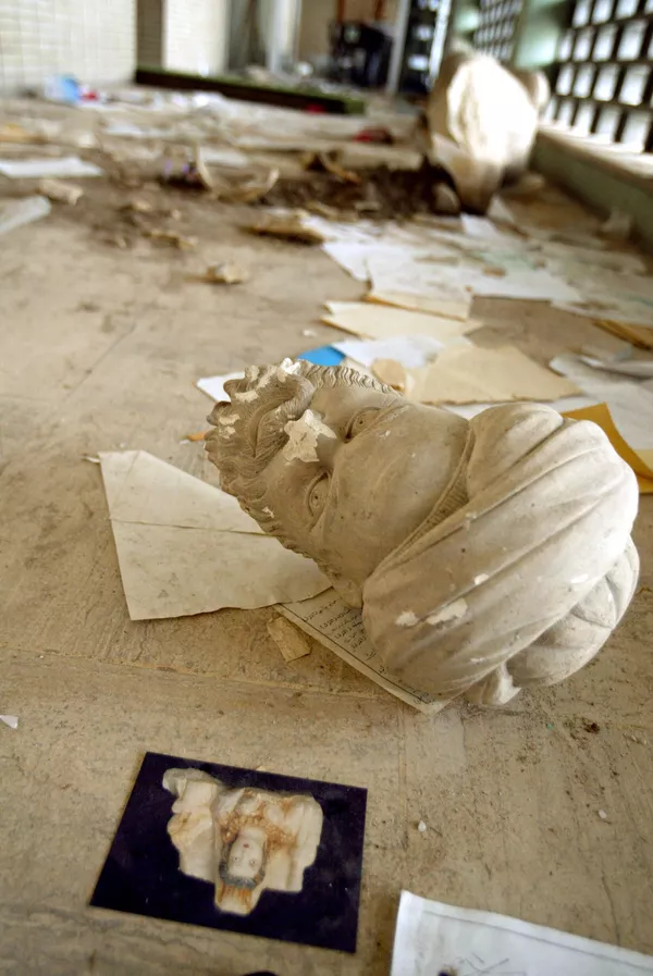 La guerra en Irak tuvo consecuencias desastrosas para la arqueología y la cultura mundiales. Decenas de monumentos de las antiguas civilizaciones de Sumeria y Babilonia fueron destruidos. Durante los dos años siguientes, 130.000 valores culturales e históricos fueron sacados del país, 90.000 de los cuales acabaron en EEUU. Desde entonces, solo se ha devuelto a Irak el 10% de lo robado.En la foto: estatua rota en el suelo del Museo Arqueológico de Bagdad. La guerra en Irak tuvo consecuencias desastrosas para la arqueología y la cultura mundiales. Decenas de monumentos de las antiguas civilizaciones de Sumeria y Babilonia fueron destruidos. Durante los dos años siguientes, 130.000 valores culturales e históricos fueron sacados del país, 90.000 de los cuales acabaron en EEUU. Desde entonces, solo se ha devuelto a Irak el 10% de lo robado.En la foto: estatua rota en el suelo del Museo Arqueológico de Bagdad. - Sputnik Mundo