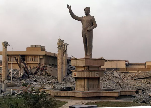 En la operación participaron cientos de miles de soldados de EEUU, el Reino Unido, Australia y Polonia, apoyados por otros aliados y socios de Washington.En la foto: la estatua superviviente de Sadam Huseín entre las ruinas del cuartel general de las Fuerzas Aéreas iraquíes en Bagdad. En la operación participaron cientos de miles de soldados de EEUU, el Reino Unido, Australia y Polonia, apoyados por otros aliados y socios de Washington.En la foto: la estatua superviviente de Sadam Huseín entre las ruinas del cuartel general de las Fuerzas Aéreas iraquíes en Bagdad. - Sputnik Mundo