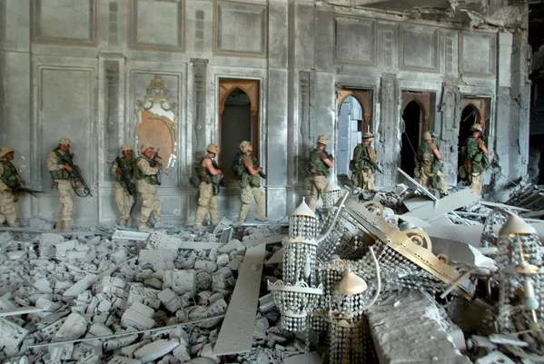 No es exagerado afirmar que la guerra de Irak enterró definitivamente las esperanzas de un orden mundial justo y democrático a principios del siglo XXI.En la foto: soldados estadounidenses registran el palacio presidencial de Bagdad. No es exagerado afirmar que la guerra de Irak enterró definitivamente las esperanzas de un orden mundial justo y democrático a principios del siglo XXI.En la foto: soldados estadounidenses registran el palacio presidencial de Bagdad. - Sputnik Mundo