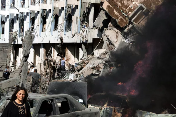 La 'democracia' estadounidense ha costado a Irak casi dos millones de muertos y más de siete millones de refugiados. Grandes ciudades como Bagdad, Mosul y Faluya han quedado completamente destruidas, así como cientos de asentamientos más pequeños.En la foto: una mujer camina entre coches en llamas frente a la destruida sede de la ONU en el este de Bagdad. La 'democracia' estadounidense ha costado a Irak casi dos millones de muertos y más de siete millones de refugiados. Grandes ciudades como Bagdad, Mosul y Faluya han quedado completamente destruidas, así como cientos de asentamientos más pequeños.En la foto: una mujer camina entre coches en llamas frente a la destruida sede de la ONU en el este de Bagdad. - Sputnik Mundo