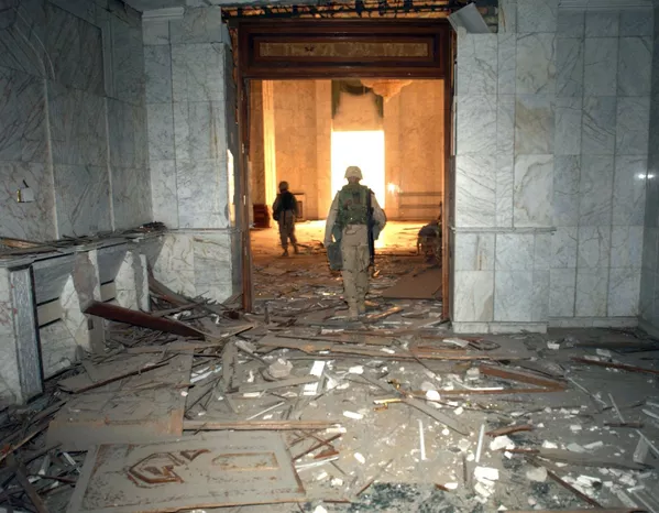 La invasión y posterior ocupación de Irak ha tenido consecuencias a largo plazo y de gran alcance para toda la región de Oriente Medio, desencadenando una reacción en cadena de crisis de estado en varios países de Oriente Medio y el Norte de África, conocida colectivamente como la Primavera Árabe, y dando lugar a la aparición del grupo terrorista ISIS.En la foto: soldados estadounidenses registran el palacio presidencial en las afueras de Bagdad. La invasión y posterior ocupación de Irak ha tenido consecuencias a largo plazo y de gran alcance para toda la región de Oriente Medio, desencadenando una reacción en cadena de crisis de estado en varios países de Oriente Medio y el Norte de África, conocida colectivamente como la Primavera Árabe, y dando lugar a la aparición del grupo terrorista ISIS.En la foto: soldados estadounidenses registran el palacio presidencial en las afueras de Bagdad. - Sputnik Mundo