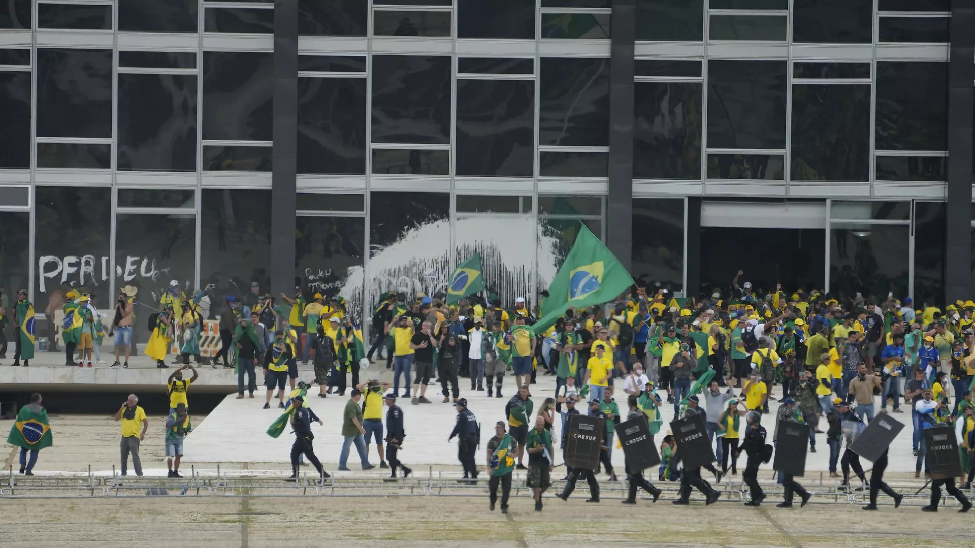 Manifestantes, simpatizantes del expresidente de Brasil Jair Bolsonaro, irrumpen en el edificio del Tribunal Supremo en Brasilia, Brasil.