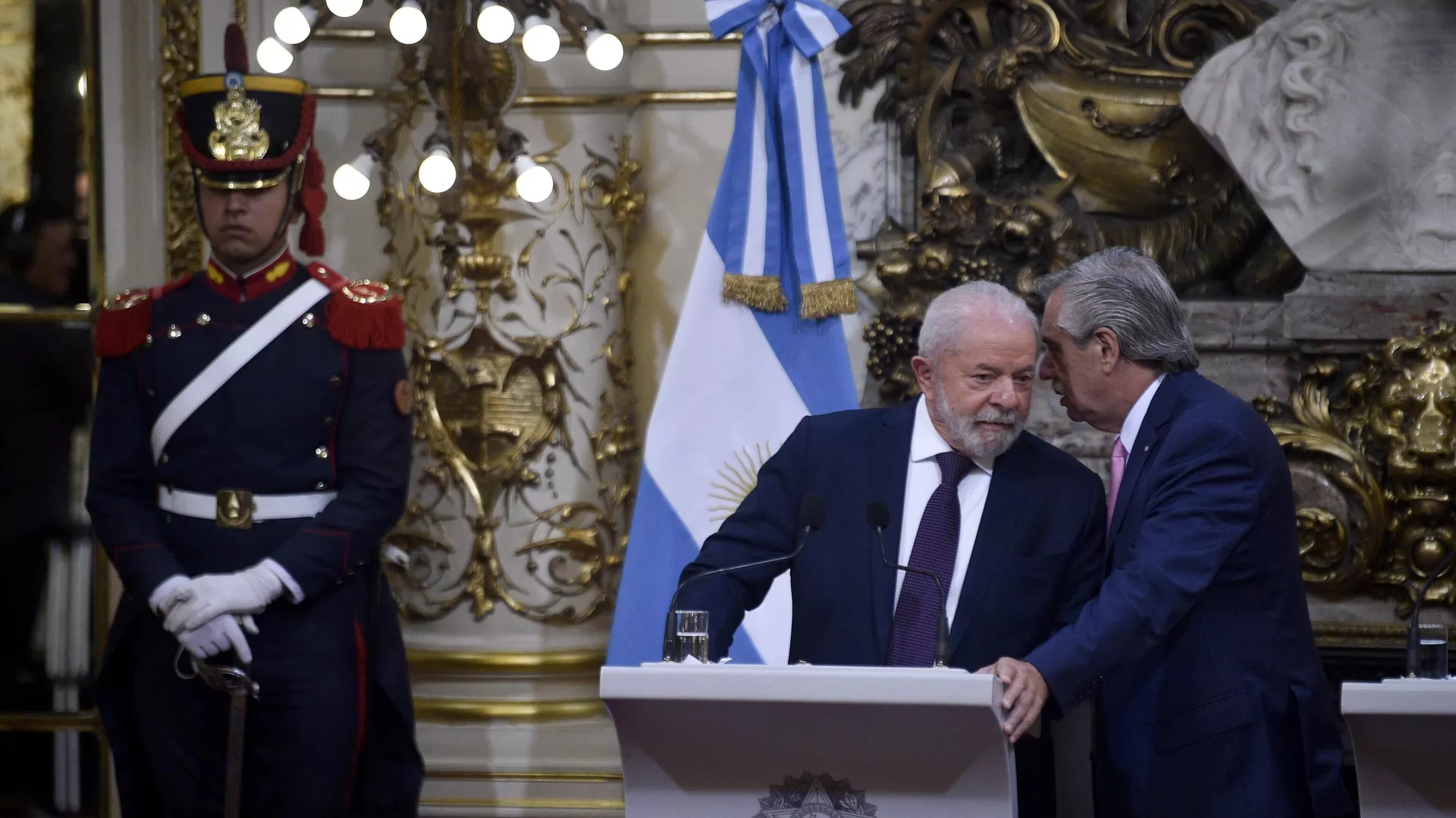 El presidente de Brasil, Luiz Inácio Lula da Silva (a la izquierda), y el presidente de Argentina, Alberto Fernández.