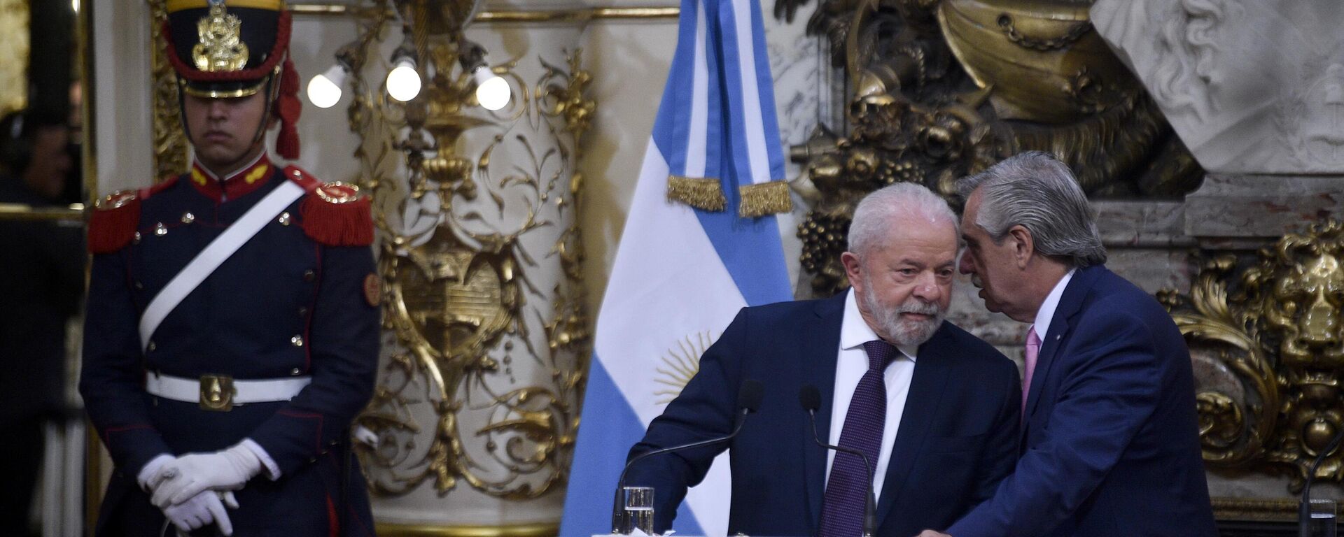 El presidente de Brasil, Luiz Inácio Lula da Silva (a la izquierda), y el presidente de Argentina, Alberto Fernández. - Sputnik Mundo, 1920, 03.02.2023