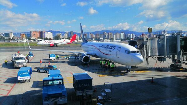 Una de las naves de Aeroméxico en el Aeropuerto Internacional La Aurora, Ciudad de Guatemala. - Sputnik Mundo