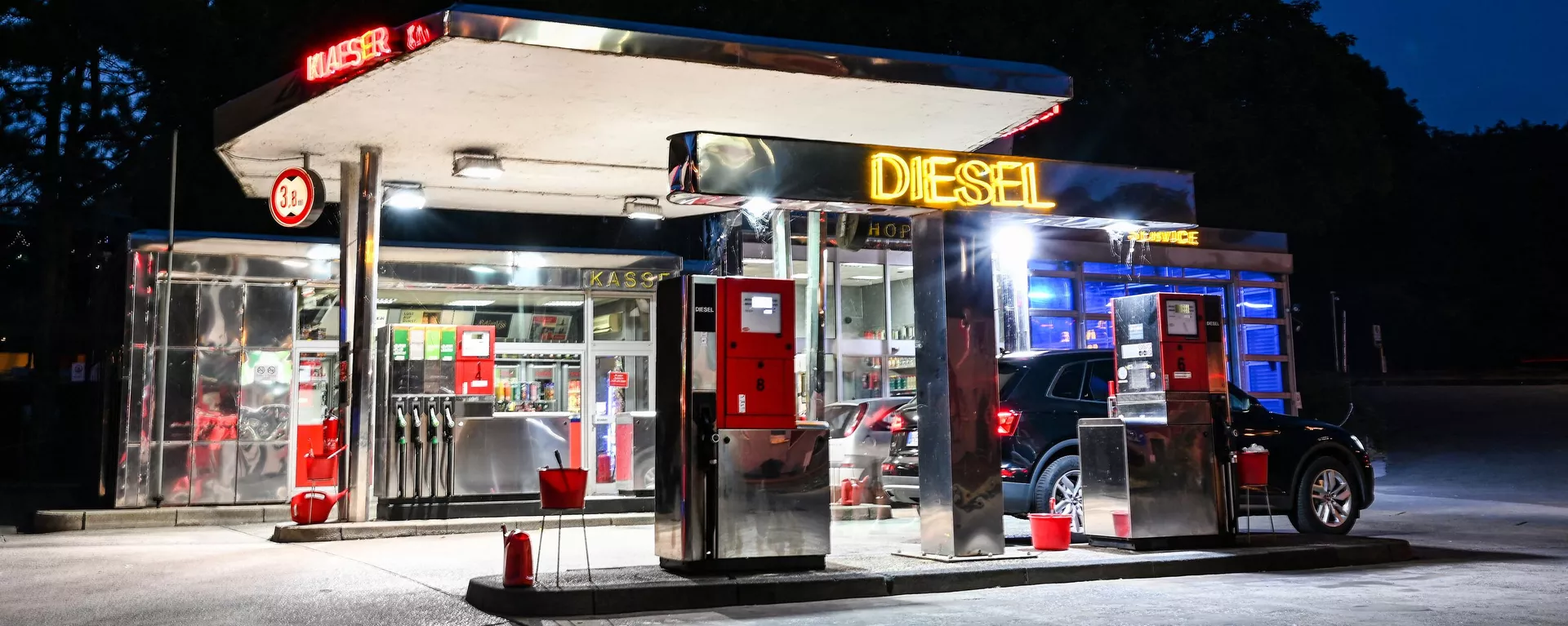 Un coche atraviesa una gasolinera con el letrero Diesel iluminado en Herten, al oeste de Alemania Un coche atraviesa una gasolinera con el letrero Diesel iluminado en Herten, al oeste de Alemania - Sputnik Mundo, 1920, 05.02.2023