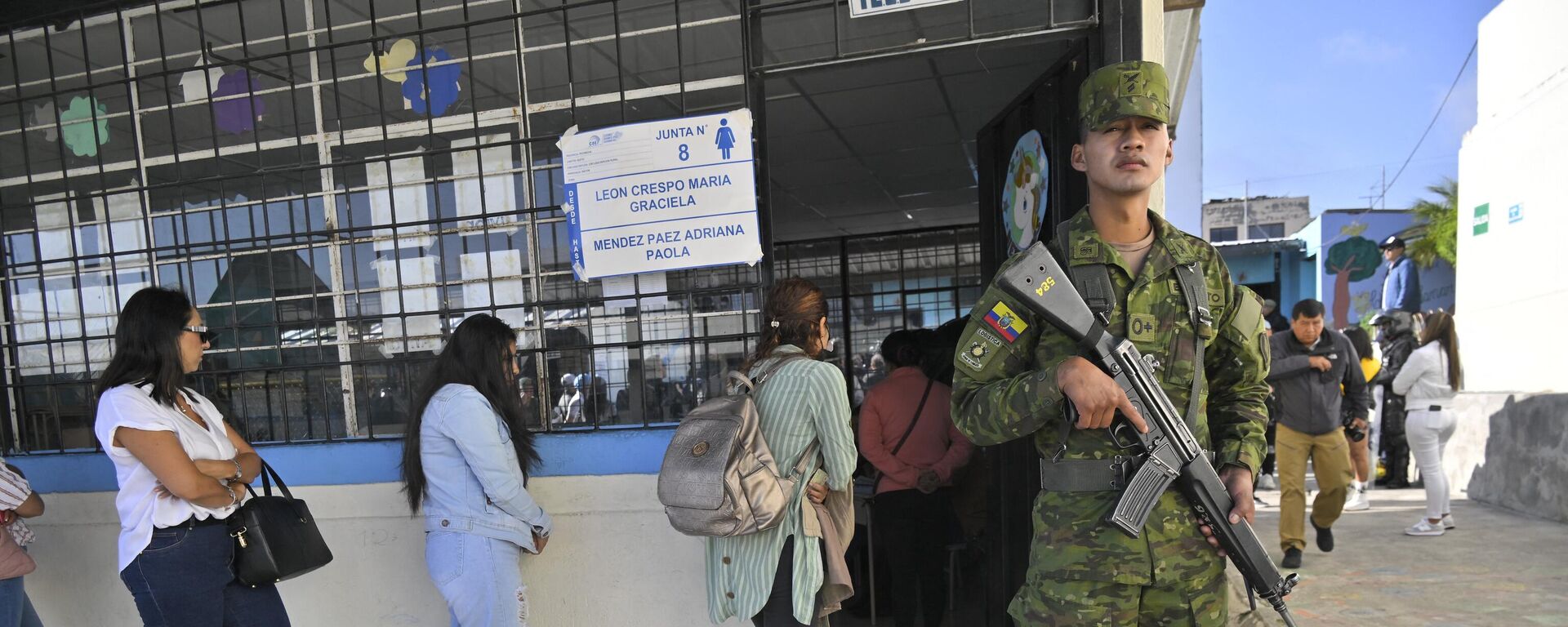 Personas hacen fila para emitir su voto durante las elecciones locales en la parroquia de Nayón, en Quito, el 5 de febrero de 2023.  - Sputnik Mundo, 1920, 05.02.2023