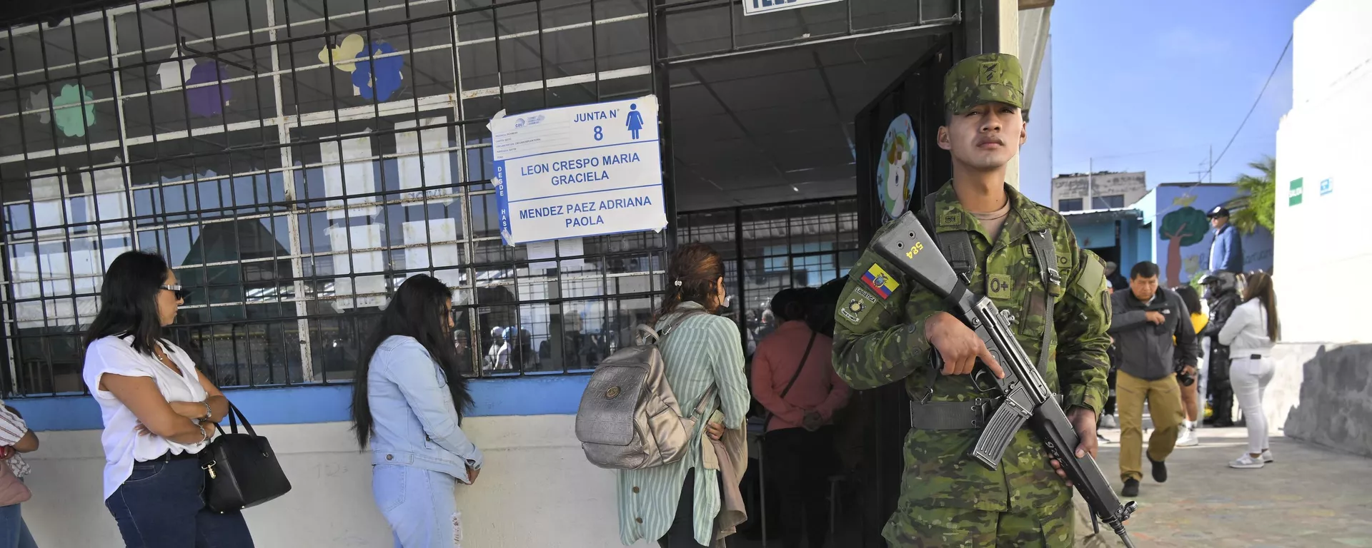 Personas hacen fila para emitir su voto durante las elecciones locales en la parroquia de Nayón, en Quito, el 5 de febrero de 2023.  - Sputnik Mundo, 1920, 05.02.2023