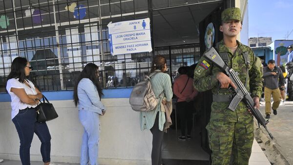 Personas hacen fila para emitir su voto durante las elecciones locales en la parroquia de Nayón, en Quito, el 5 de febrero de 2023.  - Sputnik Mundo