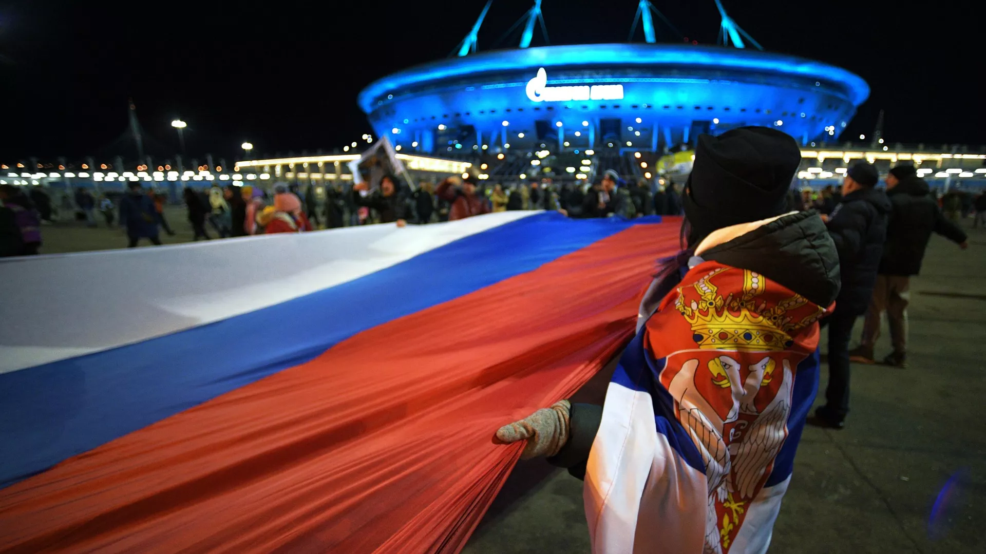 Personas transportan una bandera serbio-rusa de 600 metros por las calles de San Petersburgo, 22 de noviembre de 2022. En septiembre, esta bandera fue portada por los serbios por las principales calles de Belgrado en apoyo a Rusia. Personas transportan una bandera serbio-rusa de 600 metros por las calles de San Petersburgo, 22 de noviembre de 2022. En septiembre, esta bandera fue portada por los serbios por las principales calles de Belgrado en apoyo a Rusia. - Sputnik Mundo, 1920, 06.02.2023