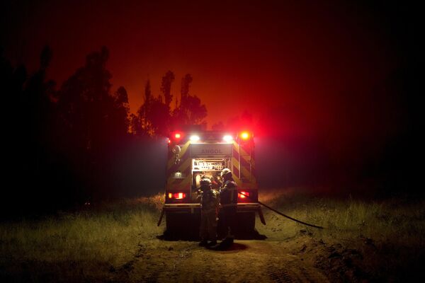 Según cifras oficiales, unas 554 personas resultaron heridas, 16 de ellas están en estado crítico.En la foto: los bomberos se preparan para extinguir un incendio forestal en Puren. Según cifras oficiales, unas 554 personas resultaron heridas, 16 de ellas están en estado crítico.En la foto: los bomberos se preparan para extinguir un incendio forestal en Puren. - Sputnik Mundo