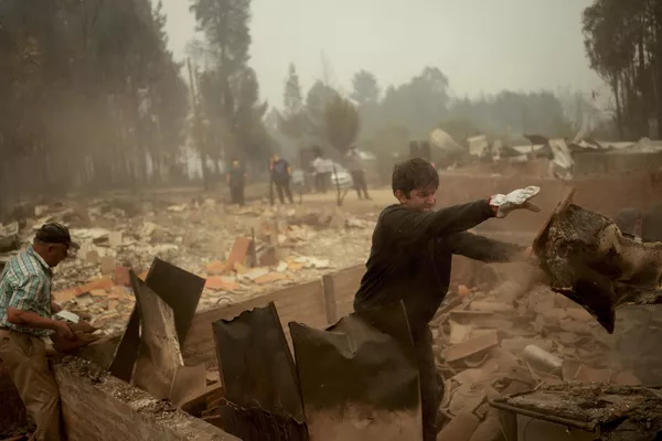 Los incendios forestales en el sur de Chile destruyeron más de 800 viviendas.En la foto: así retiran los escombros de una casa incendiada en Tome. Los incendios forestales en el sur de Chile destruyeron más de 800 viviendas.En la foto: así retiran los escombros de una casa incendiada en Tome. - Sputnik Mundo