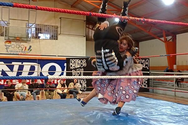 Cholitas luchadoras de El Alto, Bolivia - Sputnik Mundo