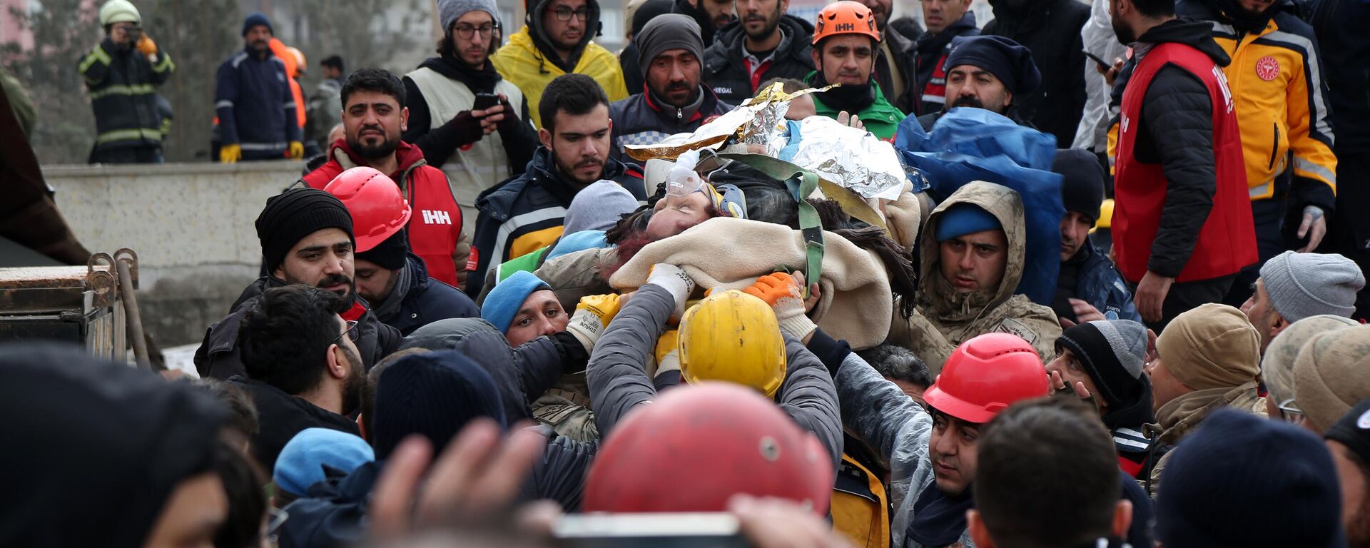 Trabajos de rescate en un edificio dañado por el terremoto en Diyarbakir, Turquíaб 7 de febrero de 2023  - Sputnik Mundo, 1920, 07.02.2023