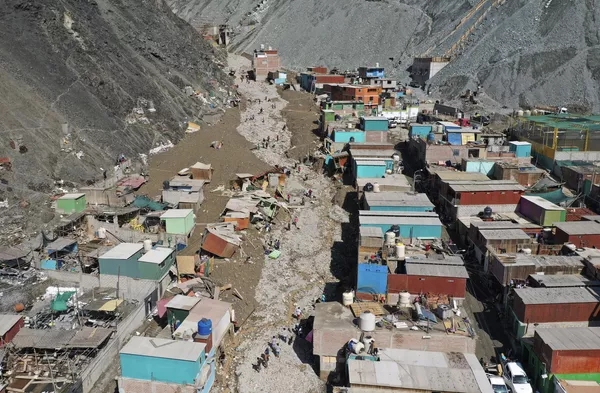 A partir de los últimos datos, el número de muertos debido a que han sido arrastrados por los flujos de lodo, ha aumentado a 40 personas, otras 20 recibieron diferentes lesiones y alrededor de unas 200 personas figuran como desaparecidas. A partir de los últimos datos, el número de muertos debido a que han sido arrastrados por los flujos de lodo, ha aumentado a 40 personas, otras 20 recibieron diferentes lesiones y alrededor de unas 200 personas figuran como desaparecidas. - Sputnik Mundo