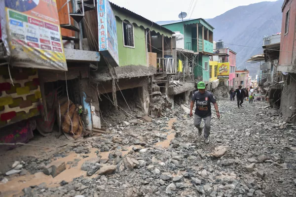 Helicópteros con médicos volaron a la región, se está entregando ayuda humanitaria, carpas, agua potable y sacos de tierra a los afectados Helicópteros con médicos volaron a la región, se está entregando ayuda humanitaria, carpas, agua potable y sacos de tierra a los afectados - Sputnik Mundo