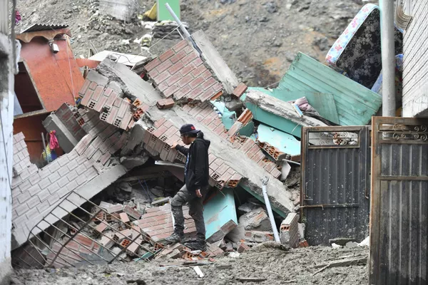 En los lugares donde sucedieron los derrumbes trabajan brigadas de búsqueda y rescate. Los escombros se limpian con equipo pesado. Los escombros son retirados con la ayuda de equipo pesado. En los lugares donde sucedieron los derrumbes trabajan brigadas de búsqueda y rescate. Los escombros se limpian con equipo pesado. Los escombros son retirados con la ayuda de equipo pesado. - Sputnik Mundo