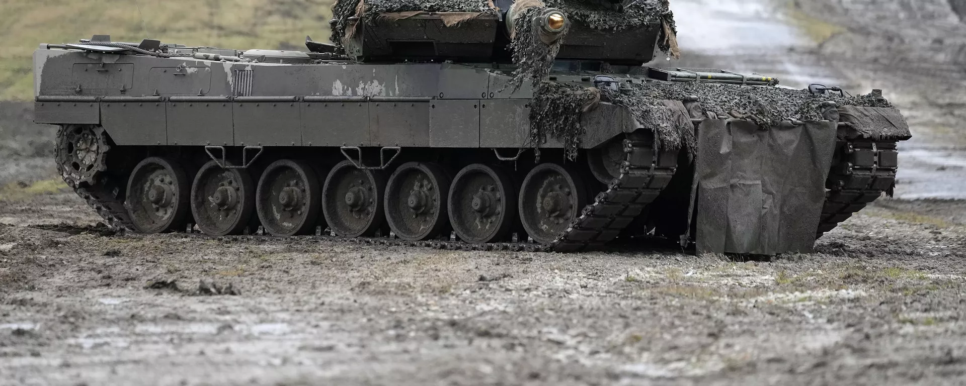Un tanque Leopard 2 en acción durante una visita del Ministro de Defensa alemán Boris Pistorius  - Sputnik Mundo, 1920, 08.02.2023