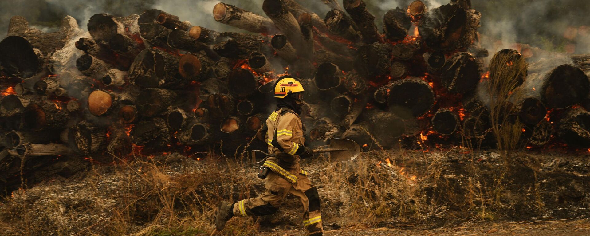 Un bombero durante los incendios forestales en Chile, el 6 de febrero del 2023 - Sputnik Mundo, 1920, 08.02.2023