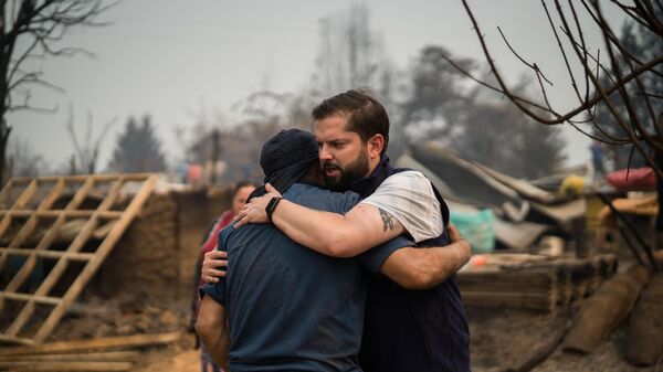 El presidente chileno, Gabriel Boric, visita zonas afectadas por los incendios - Sputnik Mundo