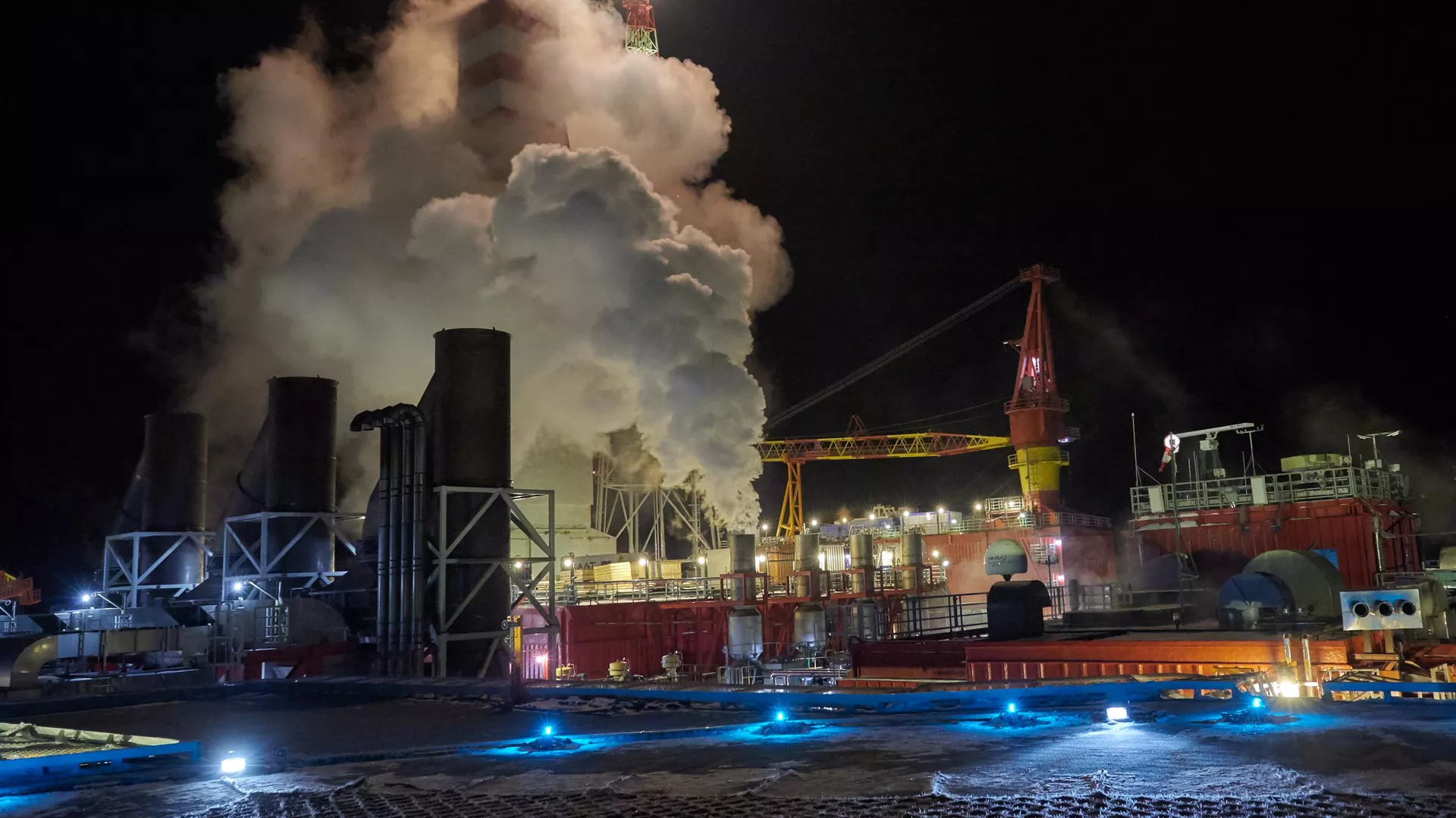 Vista de la plataforma de perforación y la antorcha de gas de la plataforma petrolífera Prirazlomnaya en Rusia
