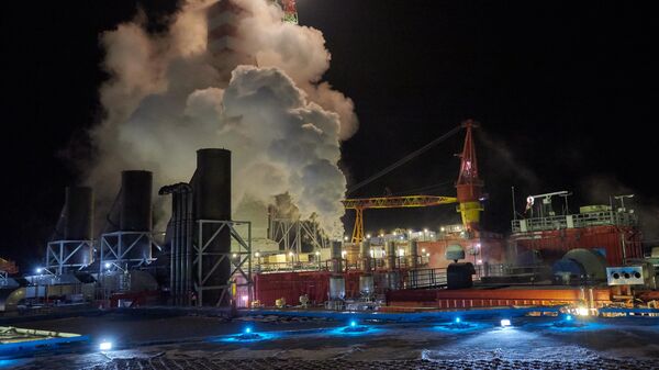 Vista de la plataforma de perforación y la antorcha de gas de la plataforma petrolífera Prirazlomnaya en Rusia - Sputnik Mundo