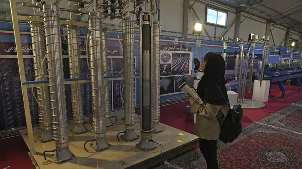 La exposición muestra las innovaciones de científicos iraníes en fusión nuclear, fabricación por láser, avances médicos y otras aplicaciones de la energía nuclear. - Sputnik Mundo
