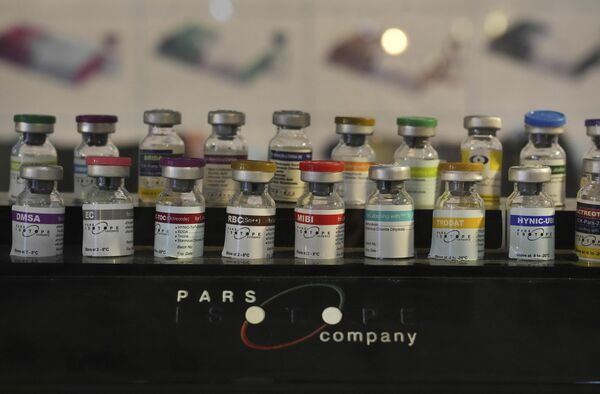 Irán lleva casi 44 años sometido a sanciones económicas de Occidente, impuestas poco después de la victoria de la Revolución Islámica en febrero de 1979.En la foto: objetos radiactivos en la 53 exposición de logros nucleares de Irán, en Teherán. - Sputnik Mundo