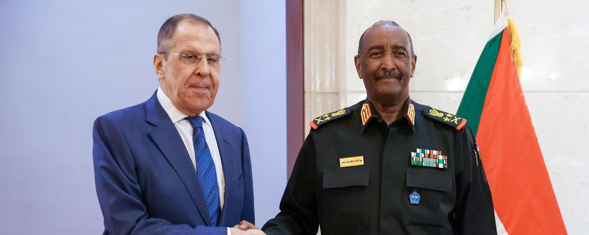 El presidente del Consejo Soberano de Sudán, coronel general Abdul Fatah al Burhan (a la derecha) y el ministro de Exteriores de Rusia, Serguéi Lavrov.  - Sputnik Mundo, 1920, 09.02.2023