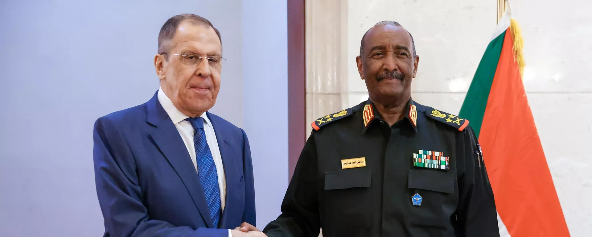 El presidente del Consejo Soberano de Sudán, coronel general Abdul Fatah al Burhan (a la derecha) y el ministro de Exteriores de Rusia, Serguéi Lavrov. El presidente del Consejo Soberano de Sudán, coronel general Abdul Fatah al Burhan (a la derecha) y el ministro de Exteriores de Rusia, Serguéi Lavrov. - Sputnik Mundo, 1920, 09.02.2023