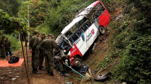 El autobús que transportaba a los hinchas de O'Higgins tras caer por un barranco en la Cuesta Caracol de Tomé - Sputnik Mundo