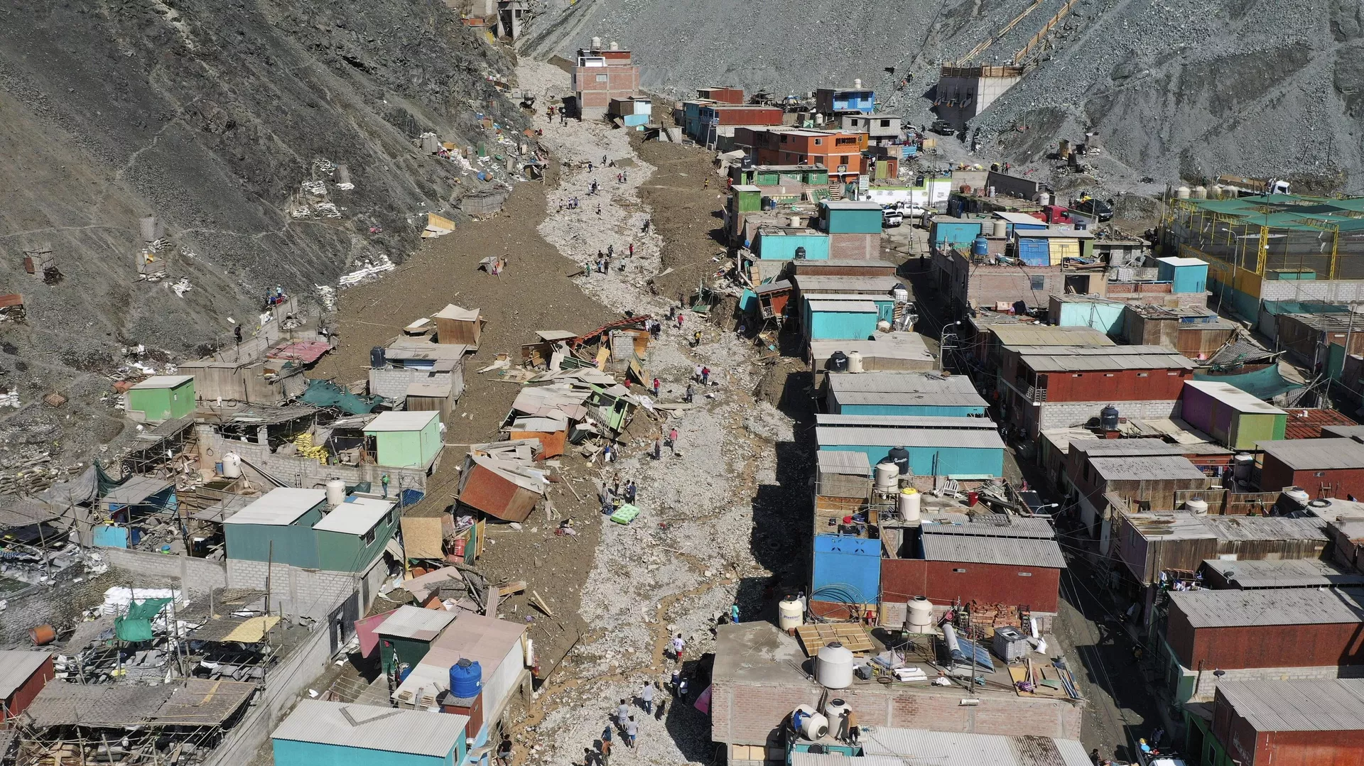 Los residentes caminan por una calle cubierta de escombros causados por un deslizamiento de tierra en Perú (archivo) Los residentes caminan por una calle cubierta de escombros causados por un deslizamiento de tierra en Perú (archivo) - Sputnik Mundo, 1920, 10.02.2023