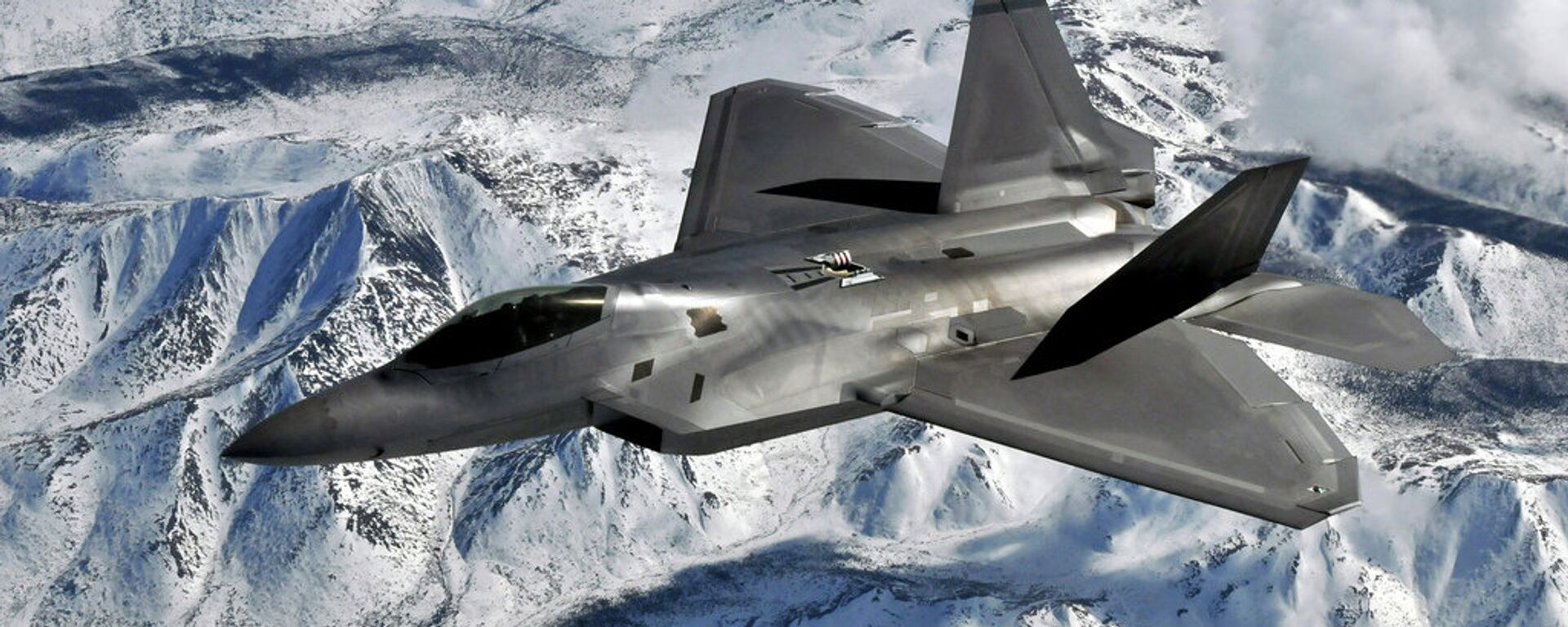 Un F-22 Raptor de la Fuerza Aérea de EEUU volando desde la Base Aérea de Elmendorf, Alaska. - Sputnik Mundo, 1920, 11.02.2023