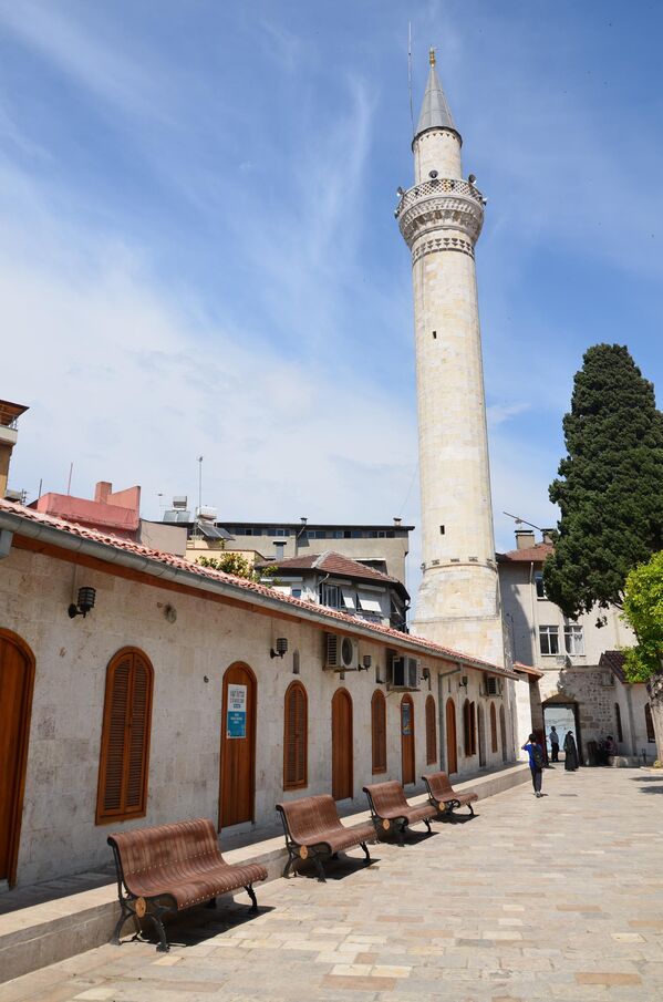 Ahora, el mundo se pregunta por qué Turquía, situada en una zona propensa a los terremotos, no estaba preparada para la catástrofe y miles de viviendas se derrumbaron como castillos de naipes. En la foto: la gran mezquita de Antakya antes de los terremotos. - Sputnik Mundo