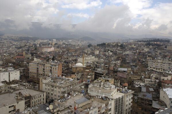 El lugar de los sismos se encuentra en la confluencia de tres placas tectónicas —Anatolia, Árabe y Africana—, por lo que se tendría que haber construido edificios adaptados al riesgo de fuertes temblores. En la foto: la ciudad de Kahramanmarash antes del terremoto. - Sputnik Mundo