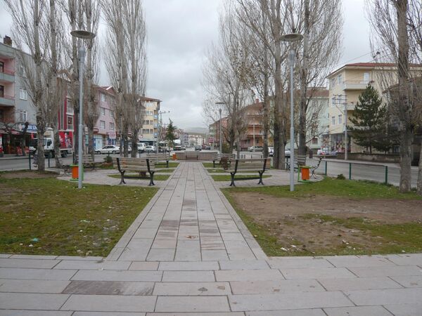 Muchos de los edificios que se derrumbaron presentaban defectos estructurales, incluida la ausencia de refuerzo en el hormigón. Otra razón de la grave destrucción es el uso generalizado de ladrillos huecos en la construcción, cuyas cualidades sismológicas son casi nulas.En la foto: la ciudad de Golbasi antes del terremoto. - Sputnik Mundo