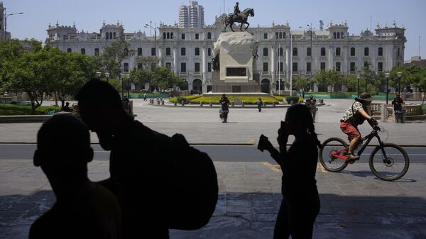 Personas circulan por la Plaza San Martín en Lima, Perú, el lunes 23 de enero de 2023  - Sputnik Mundo