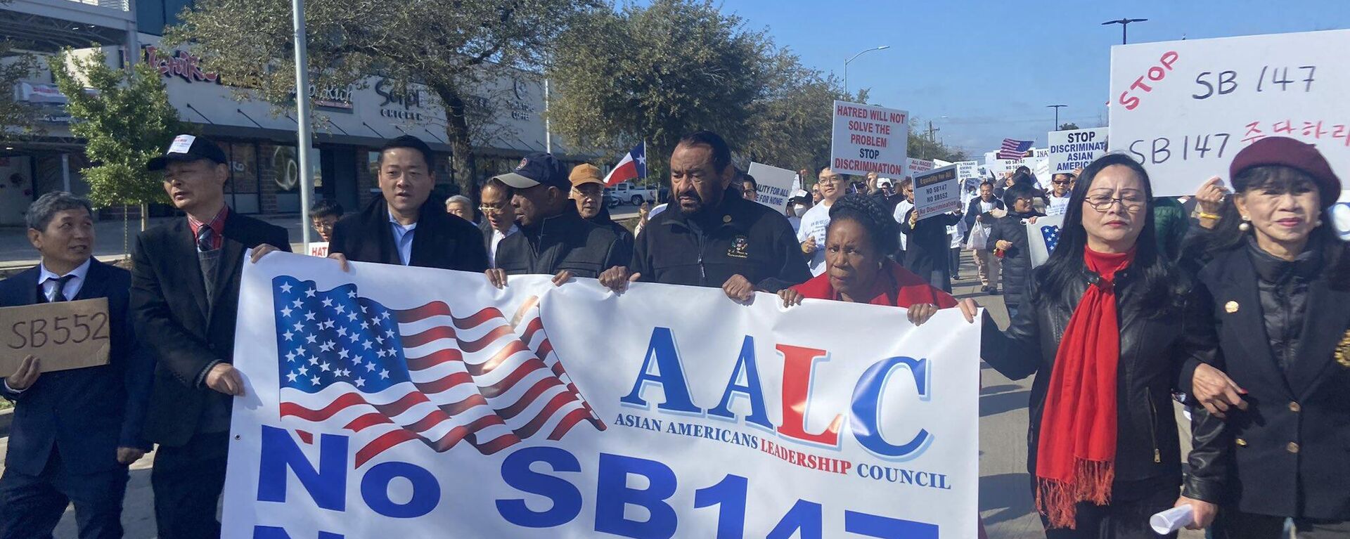 Los manifestantes en Houston, Texas, protestan contra un proyecto de ley que prohibiría a los ciudadanos chinos comprar propiedades en el estado. - Sputnik Mundo, 1920, 14.02.2023