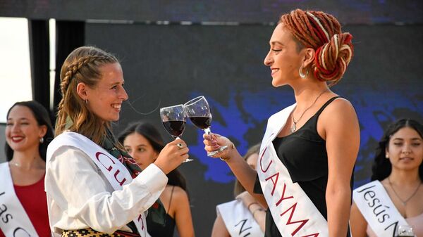 Martina Gil (izq.) y Natalia Mercery (der.), representantes de Guaymallén para Reina de la Vendimia de Mendoza - Sputnik Mundo