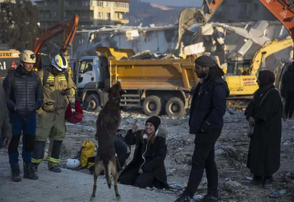 Una mujer juega con un perro de servicio en el lugar de una operación de búsqueda y rescate en Antakya. Una mujer juega con un perro de servicio en el lugar de una operación de búsqueda y rescate en Antakya. - Sputnik Mundo