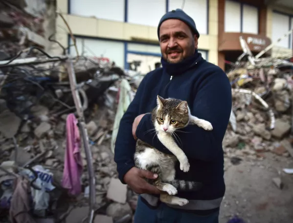 Un residente de Kahramanmaras con su gato rescatado de debajo de los escombros de un edificio derrumbado. Un residente de Kahramanmaras con su gato rescatado de debajo de los escombros de un edificio derrumbado. - Sputnik Mundo
