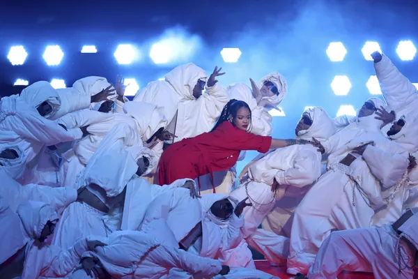 La cantante Rihanna actúa en el descanso del partido de fútbol de la NFL Super Bowl 57 en Glendale, Arizona, EEUU. La cantante Rihanna actúa en el descanso del partido de fútbol de la NFL Super Bowl 57 en Glendale, Arizona, EEUU. - Sputnik Mundo