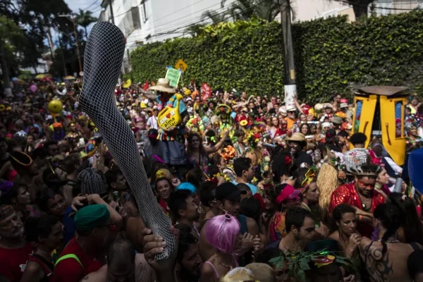 Participantes en la fiesta callejera Ceu na Terra, preparatoria del carnaval brasileño en Río de Janeiro. Participantes en la fiesta callejera Ceu na Terra, preparatoria del carnaval brasileño en Río de Janeiro. - Sputnik Mundo