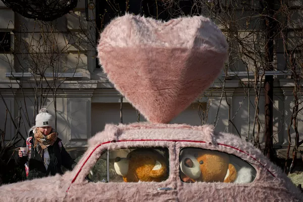 Un coche decorado con piel artificial y osos de peluche en una calle de Bucarest, Rumanía, el 14 de febrero, Día de San Valentín. Un coche decorado con piel artificial y osos de peluche en una calle de Bucarest, Rumanía, el 14 de febrero, Día de San Valentín. - Sputnik Mundo