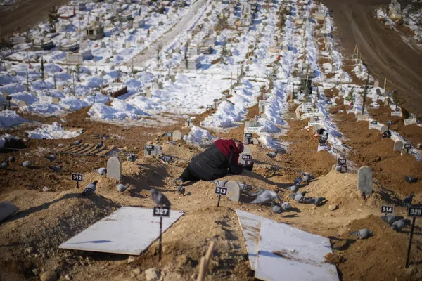 Una residente de la ciudad turca de Malatya llora ante las tumbas de su hijo y su hija fallecidos en el terremoto. Una residente de la ciudad turca de Malatya llora ante las tumbas de su hijo y su hija fallecidos en el terremoto. - Sputnik Mundo