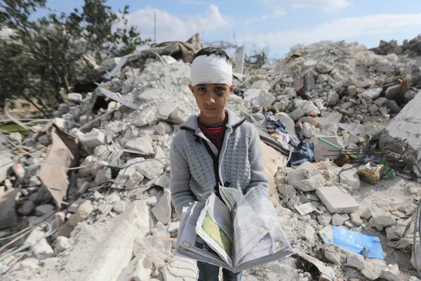 Un adolescente sirio, que resultó herido y perdió a sus padres en el devastador terremoto, se encuentra sobre las ruinas de su casa en la ciudad de Jindayris, en poder de las fuerzas antigubernamentales. Un adolescente sirio, que resultó herido y perdió a sus padres en el devastador terremoto, se encuentra sobre las ruinas de su casa en la ciudad de Jindayris, en poder de las fuerzas antigubernamentales. - Sputnik Mundo
