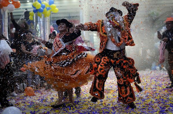 Concursantes para el papel de Chola y Chuta, los personajes principales, junto con Pepino, del carnaval boliviano de La Paz. - Sputnik Mundo